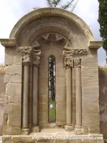 VENTANAL A NUESTRA IZQUIERDA, DESDE EL INTERIOR DEL CEMENTERIO